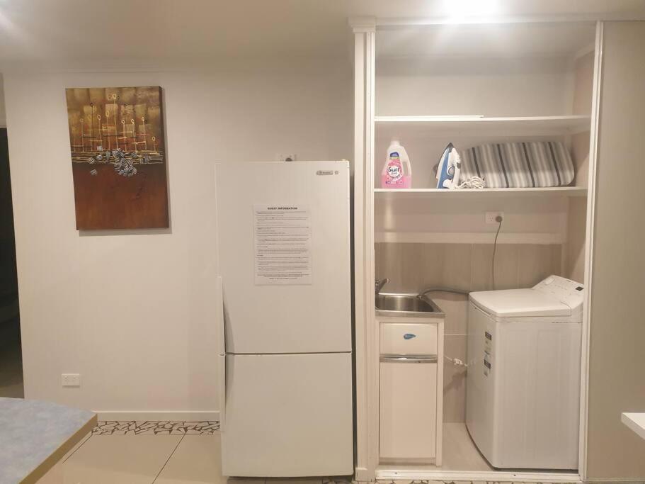 Pet Friendly & Spacious Two Bedroom Guest Unit 칼론드라 외부 사진